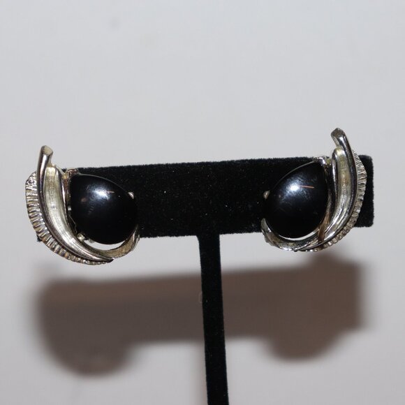 Vintage silver and black feather screw back earrings 1" - Picture 1 of 5